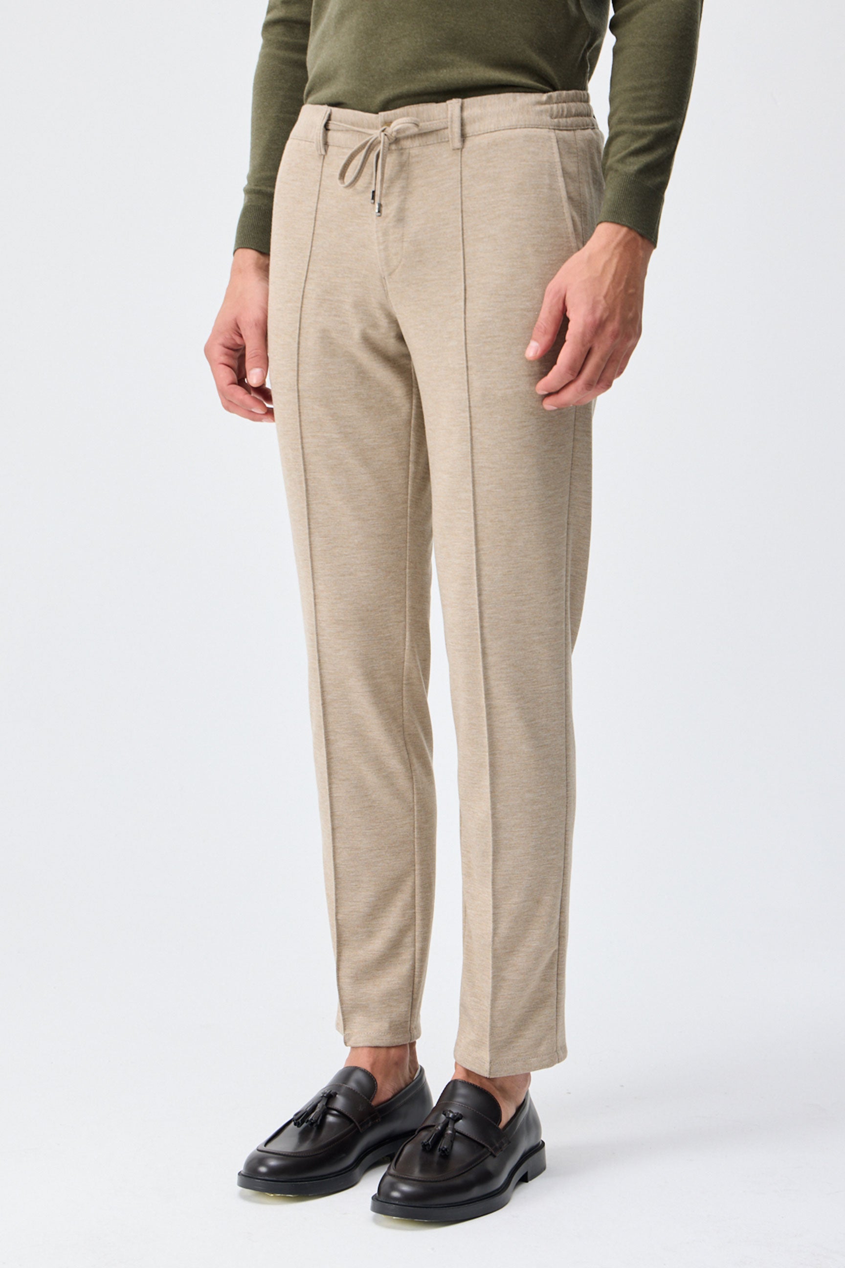 Pantaloni eleganti da uomo color tortora, beige avena, con coulisse, vestibilità affusolata e sartoriale.