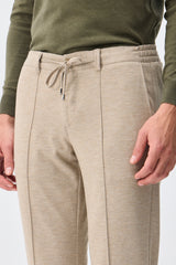 Pantaloni eleganti da uomo color tortora, beige avena, con coulisse, vestibilità affusolata e sartoriale.