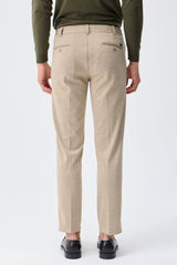 Completo da uomo elegante e casual in morbido jersey beige, composto da giacca blazer e pantaloni.