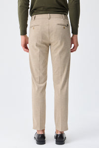 Completo da uomo elegante e casual in morbido jersey beige, composto da giacca blazer e pantaloni.