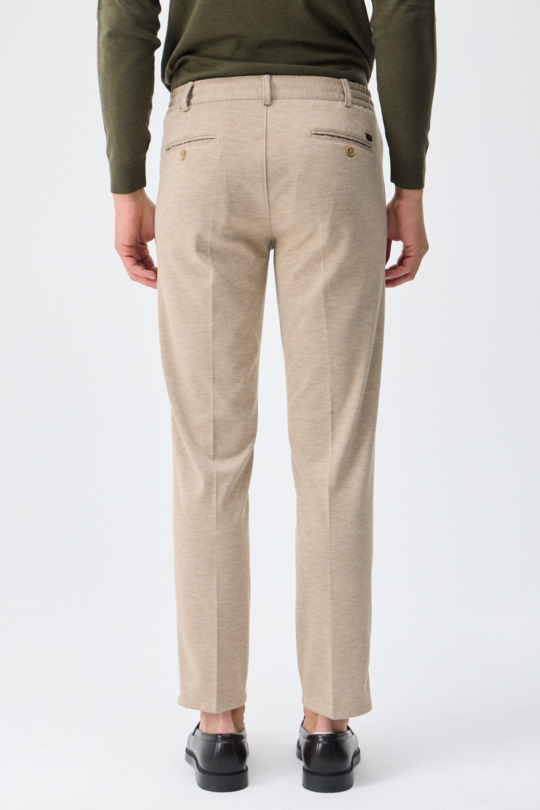 Completo da uomo elegante e casual in morbido jersey beige, composto da giacca blazer e pantaloni.