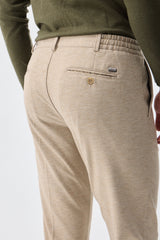 Pantaloni eleganti da uomo color tortora, beige avena, con coulisse, vestibilità affusolata e sartoriale.