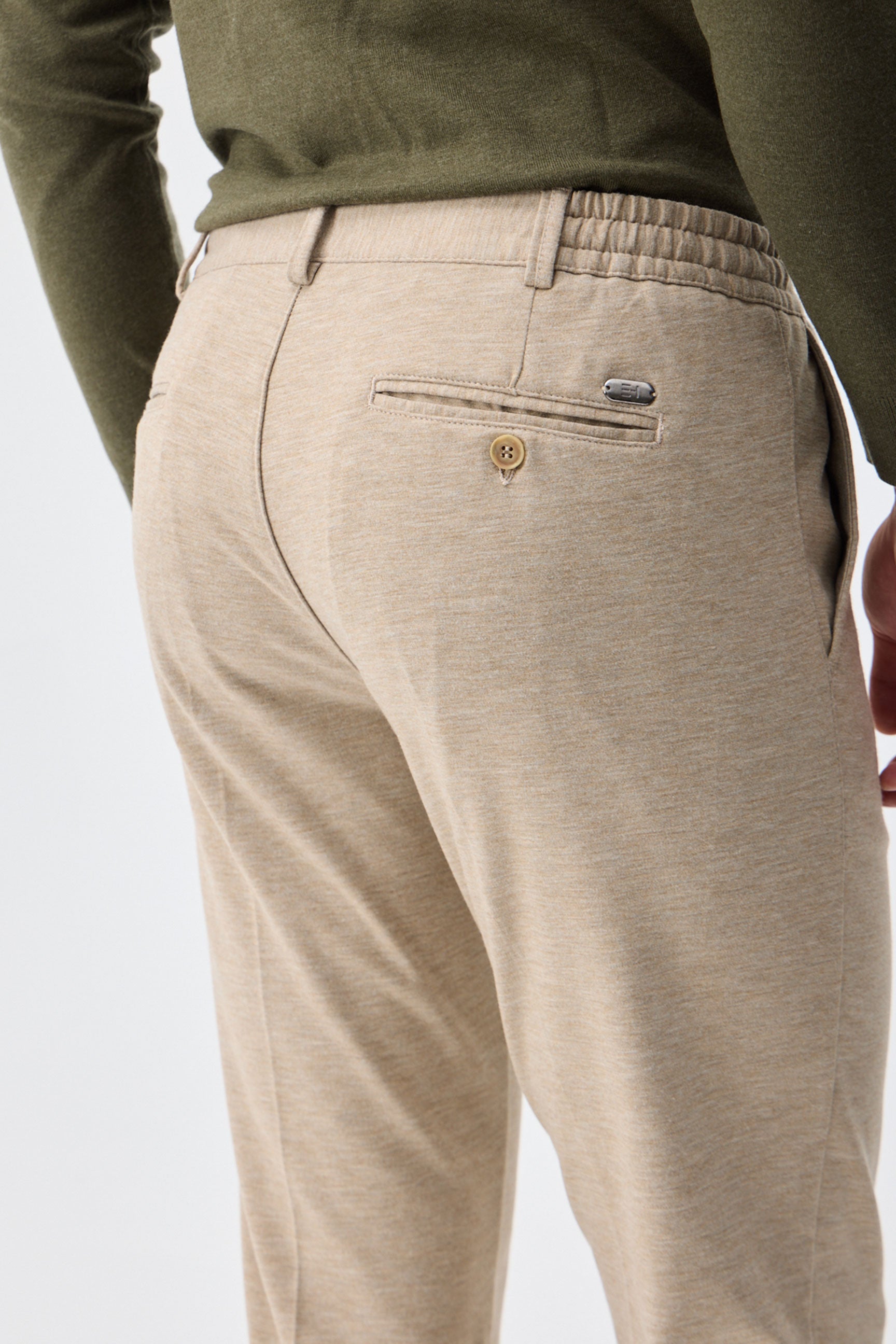 Pantaloni eleganti da uomo color tortora, beige avena, con coulisse, vestibilità affusolata e sartoriale.