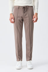 Pantaloni eleganti da uomo color tortora e marrone, con coulisse, vestibilità affusolata e sartoriale.