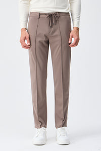 Pantaloni eleganti da uomo color tortora e marrone, con coulisse, vestibilità affusolata e sartoriale.