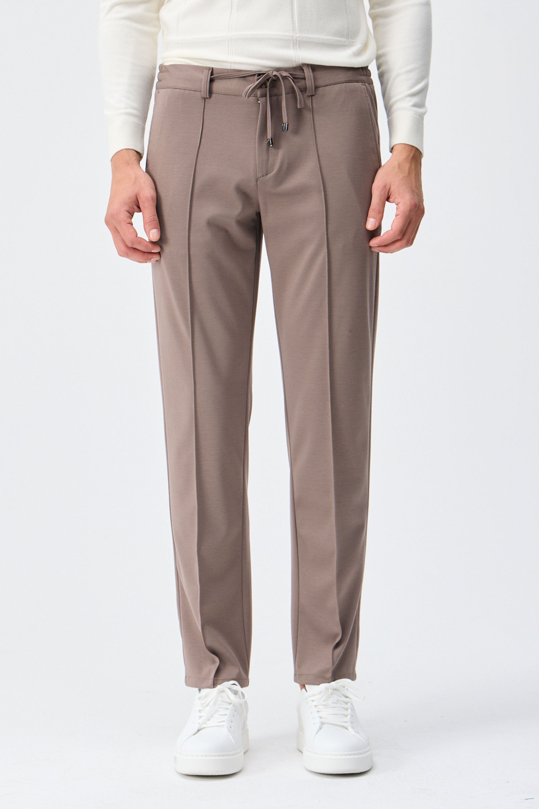 Pantaloni eleganti da uomo color tortora e marrone, con coulisse, vestibilità affusolata e sartoriale.