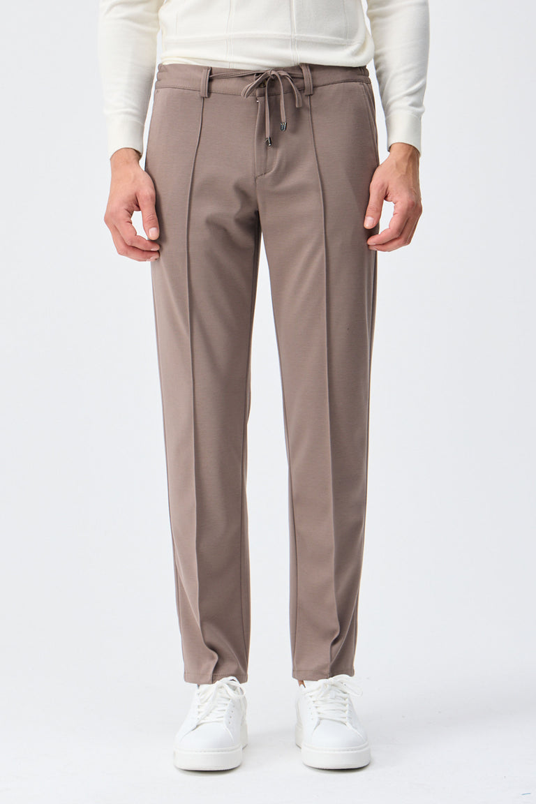 Pantaloni eleganti da uomo color tortora e marrone, con coulisse, vestibilità affusolata e sartoriale.