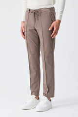 Pantaloni eleganti da uomo color tortora e marrone, con coulisse, vestibilità affusolata e sartoriale.