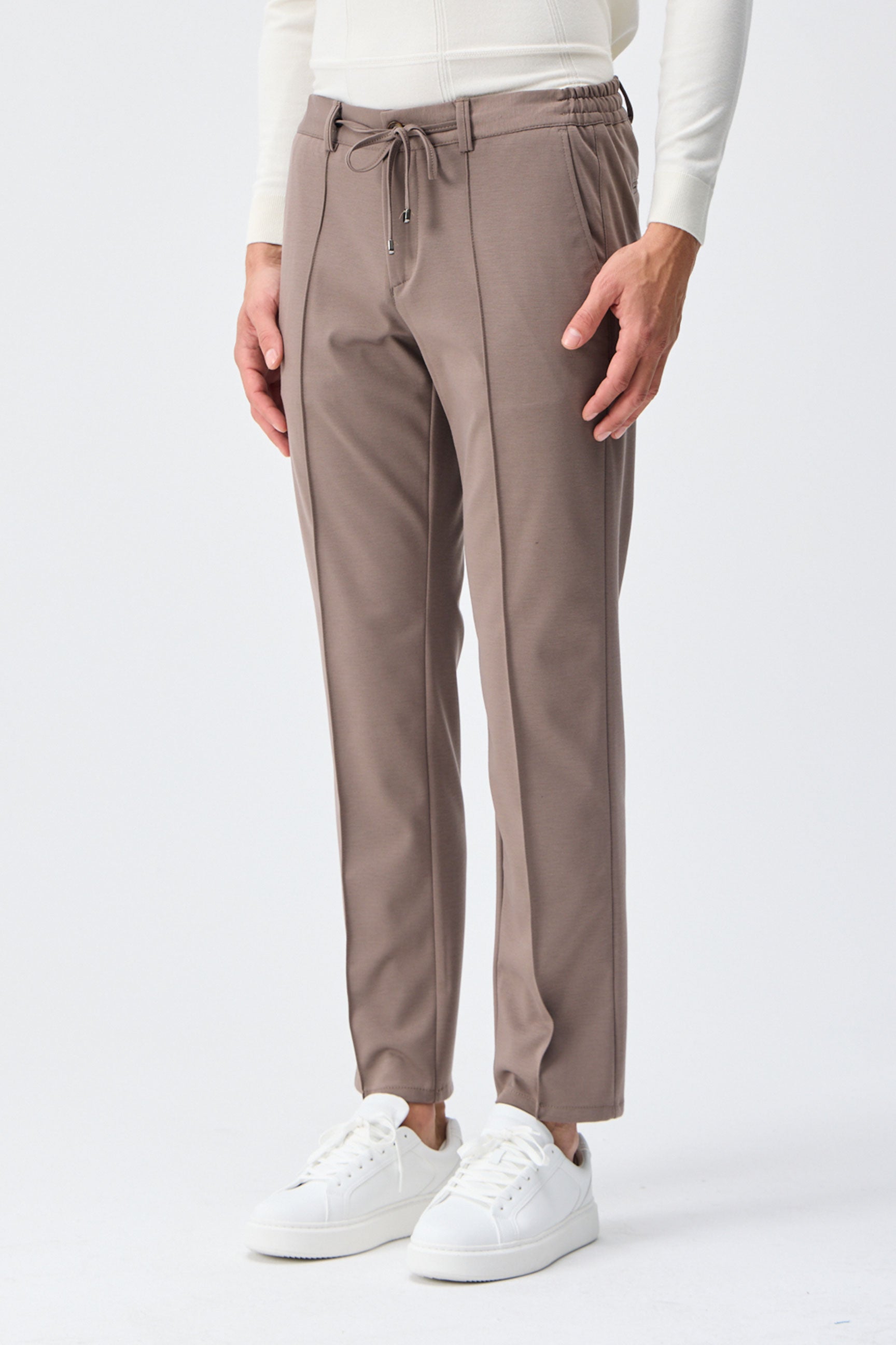 Pantaloni eleganti da uomo color tortora e marrone, con coulisse, vestibilità affusolata e sartoriale.