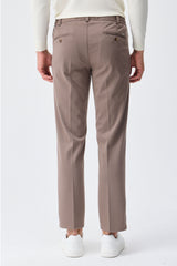 Pantaloni eleganti da uomo color tortora e marrone, con coulisse, vestibilità affusolata e sartoriale.