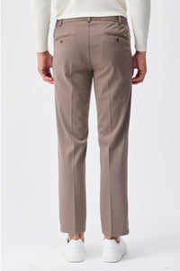 Pantaloni eleganti da uomo color tortora e marrone, con coulisse, vestibilità affusolata e sartoriale.