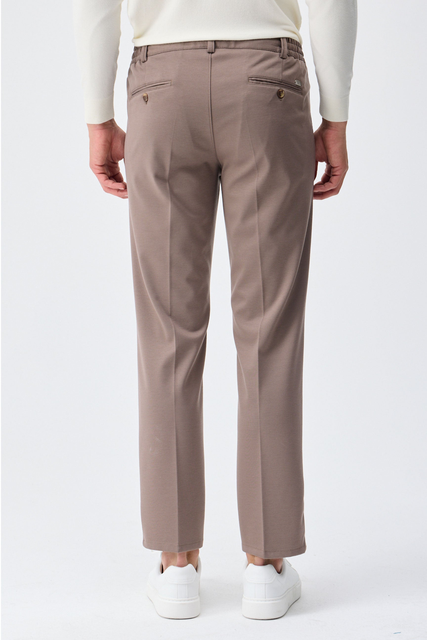 Pantaloni eleganti da uomo color tortora e marrone, con coulisse, vestibilità affusolata e sartoriale.