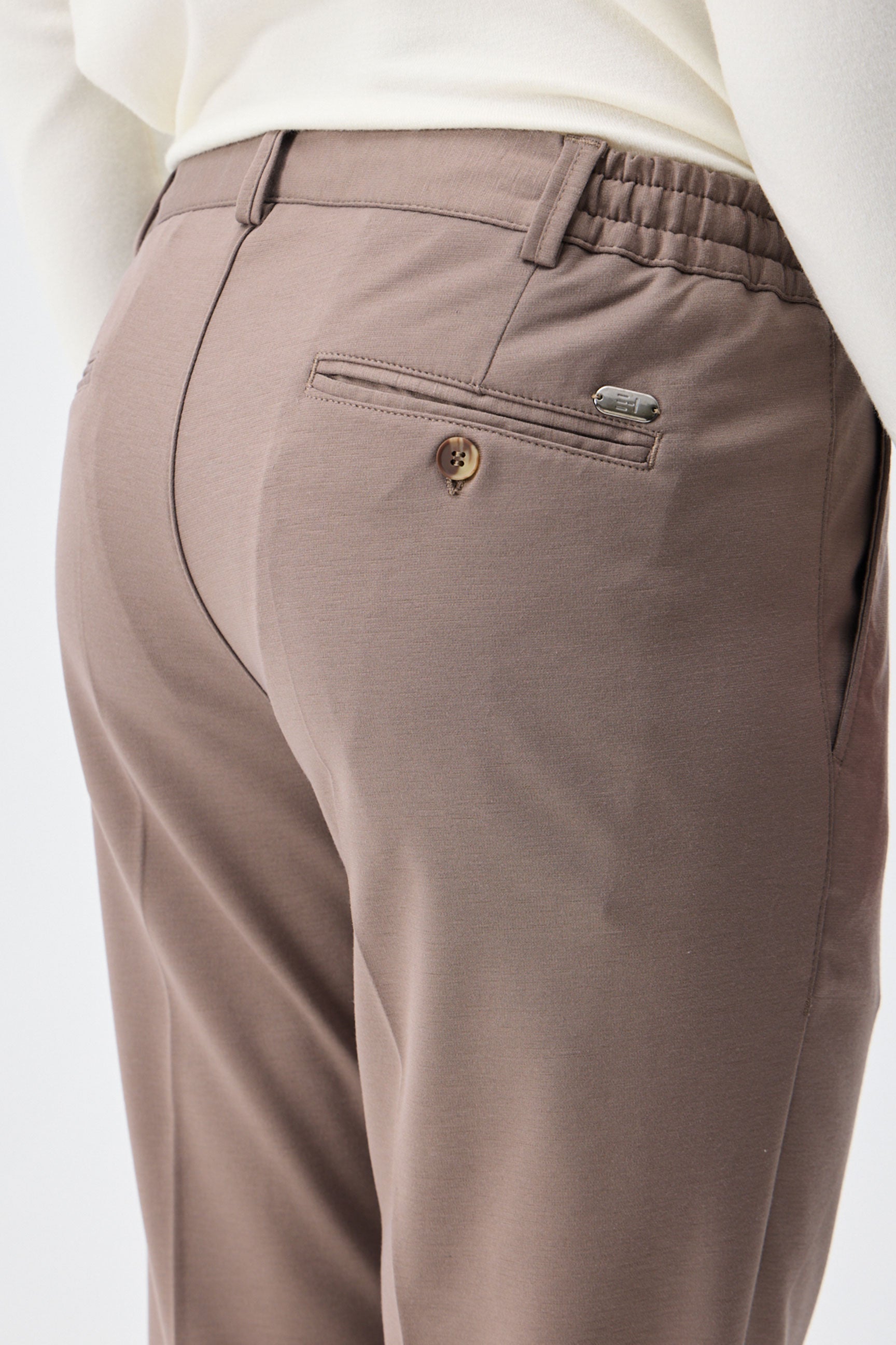 Pantaloni eleganti da uomo color tortora e marrone, con coulisse, vestibilità affusolata e sartoriale.
