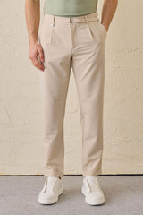 Pantaloni Gurkha da uomo beige a pieghe, con vita regolabile e vestibilità affusolata su misura.