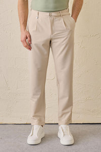 Pantaloni Gurkha da uomo beige a pieghe, con vita regolabile e vestibilità affusolata su misura.