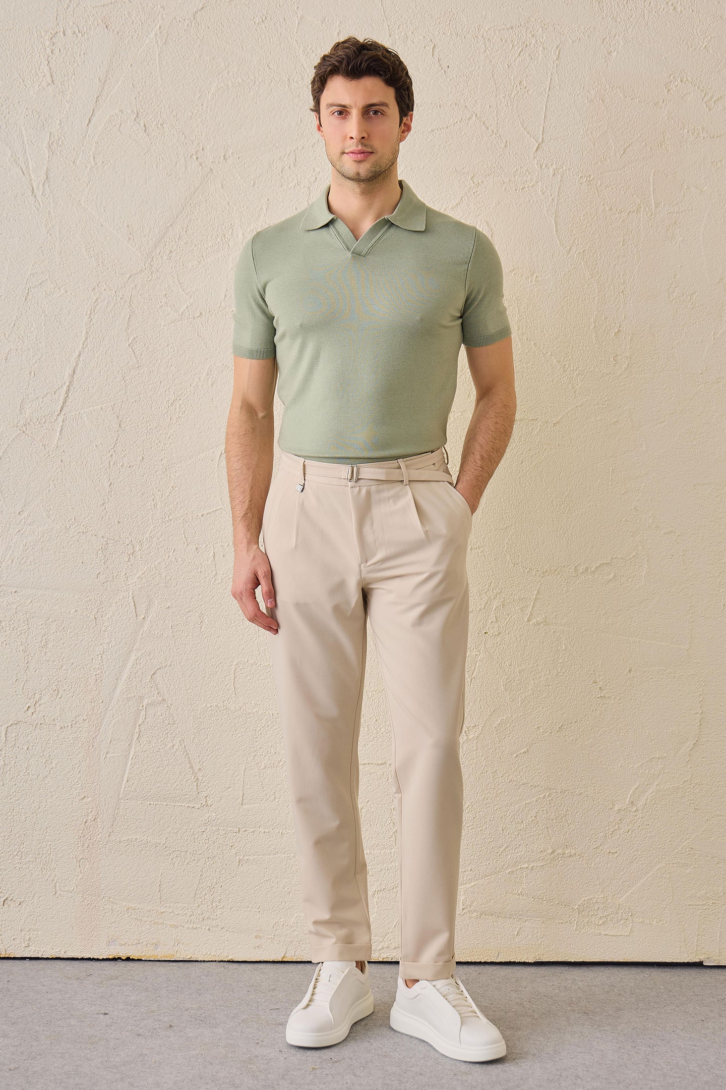 Pantaloni Gurkha da uomo beige a pieghe, con vita regolabile e vestibilità affusolata su misura.