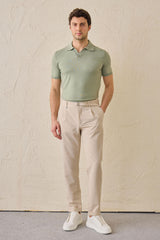 Pantaloni Gurkha da uomo beige a pieghe, con vita regolabile e vestibilità affusolata su misura.