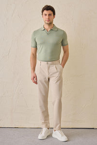 Pantaloni Gurkha da uomo beige a pieghe, con vita regolabile e vestibilità affusolata su misura.
