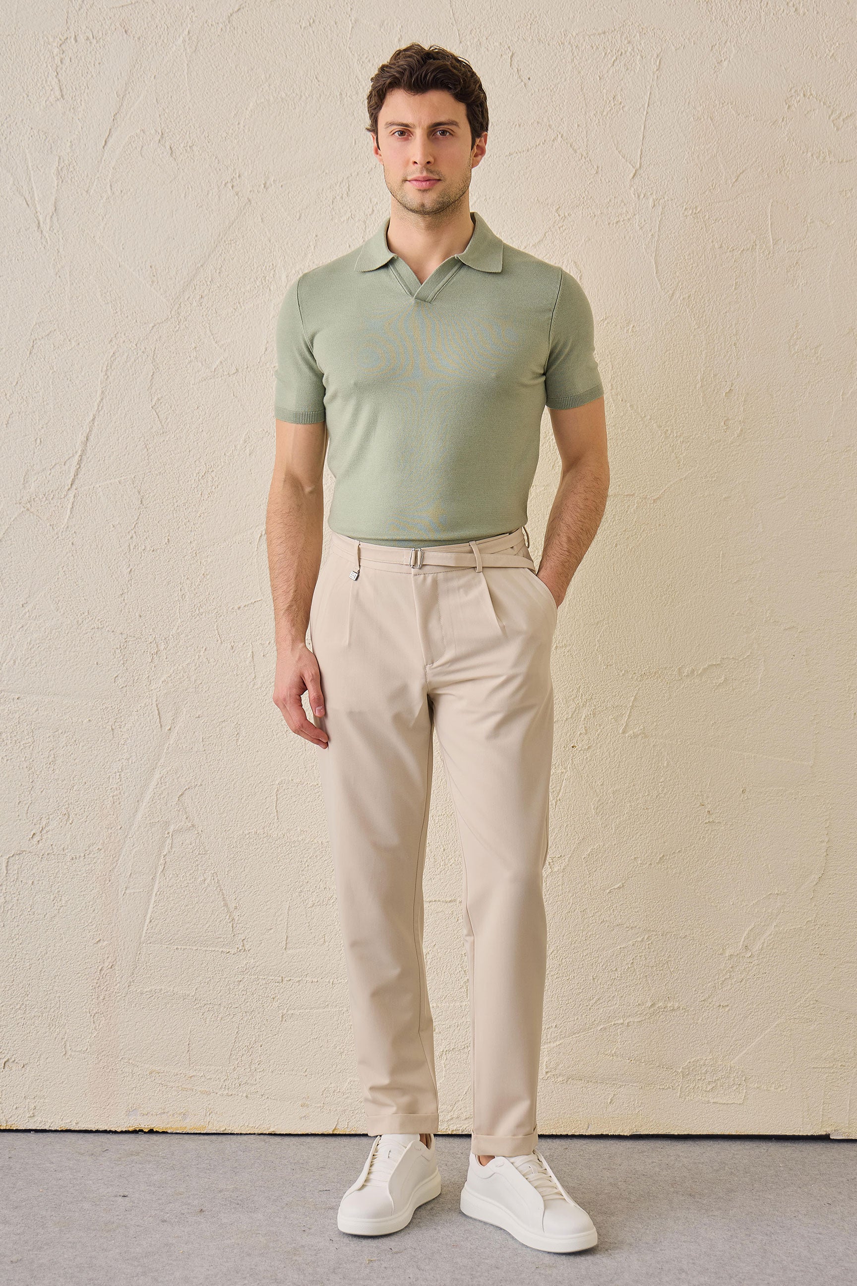 Pantaloni Gurkha da uomo beige a pieghe, con vita regolabile e vestibilità affusolata su misura.