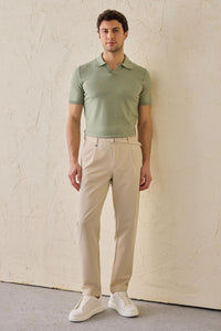 Pantaloni Gurkha da uomo beige a pieghe, con vita regolabile e vestibilità affusolata su misura.