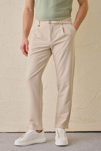 Pantaloni Gurkha da uomo beige a pieghe, con vita regolabile e vestibilità affusolata su misura.