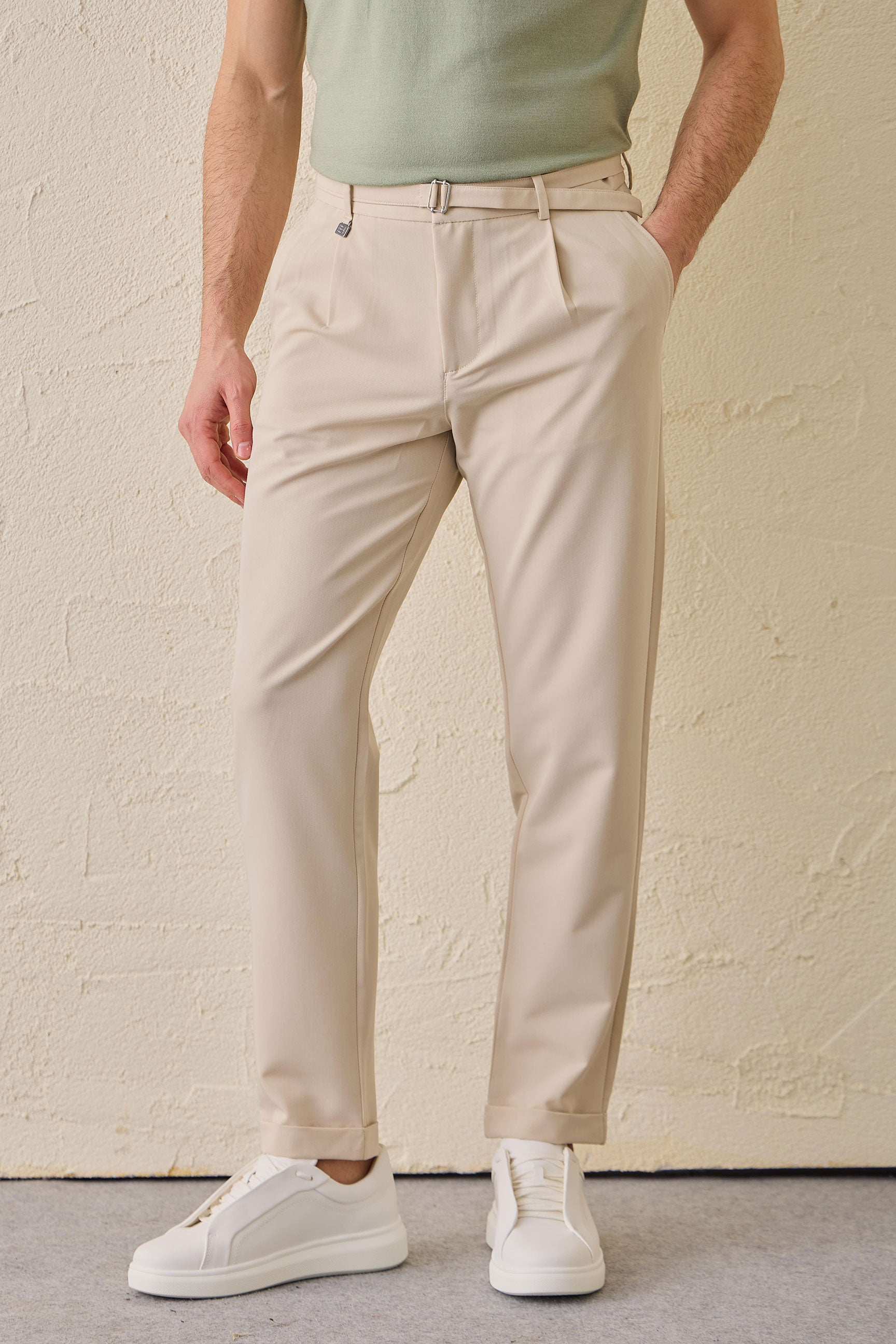 Pantaloni Gurkha da uomo beige a pieghe, con vita regolabile e vestibilità affusolata su misura.