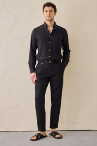 Pantaloni Gurkha da uomo neri a pieghe, con vita regolabile e vestibilità affusolata su misura.