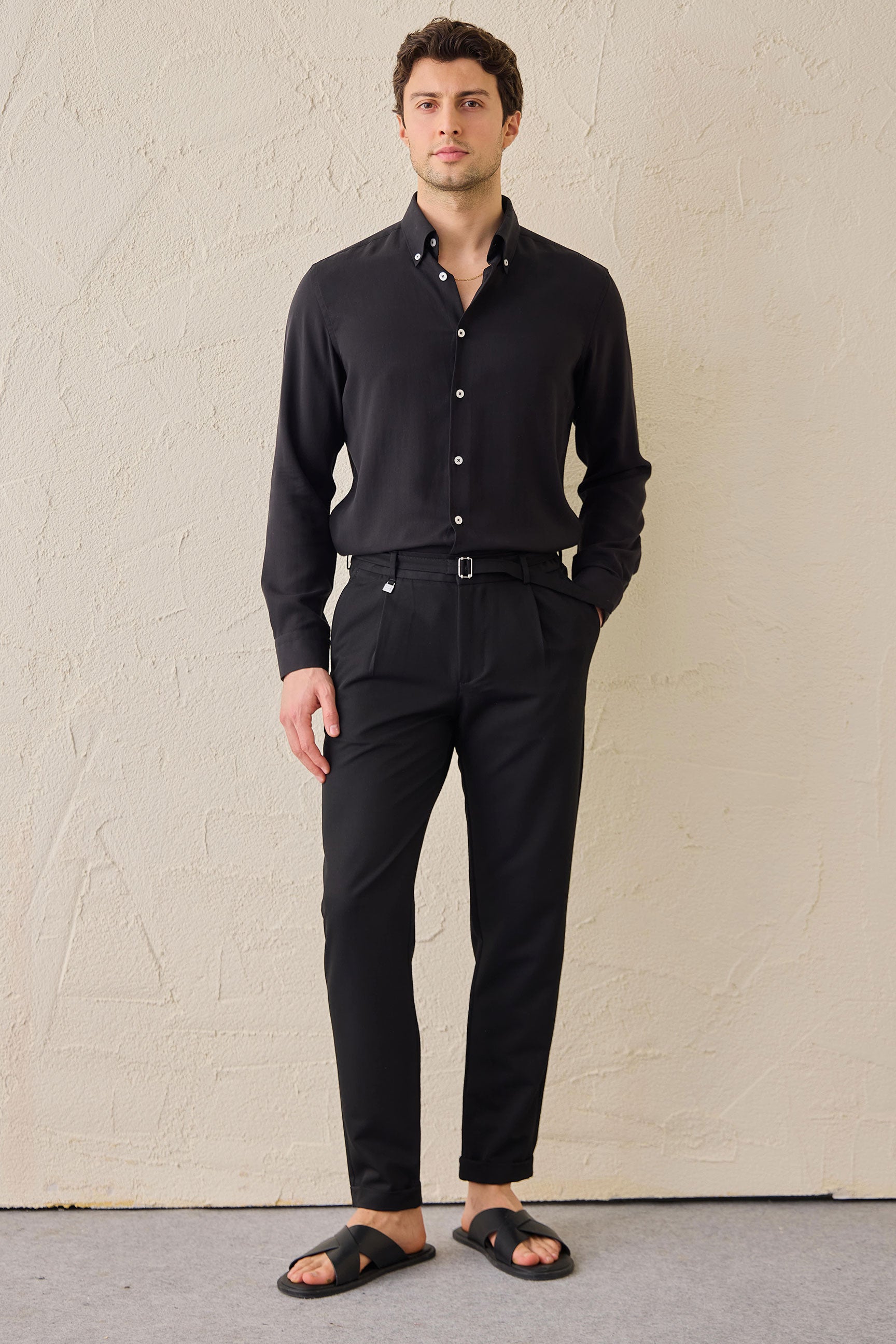 Pantaloni Gurkha da uomo neri a pieghe, con vita regolabile e vestibilità affusolata su misura.