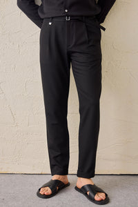 Pantaloni Gurkha da uomo neri a pieghe, con vita regolabile e vestibilità affusolata su misura.