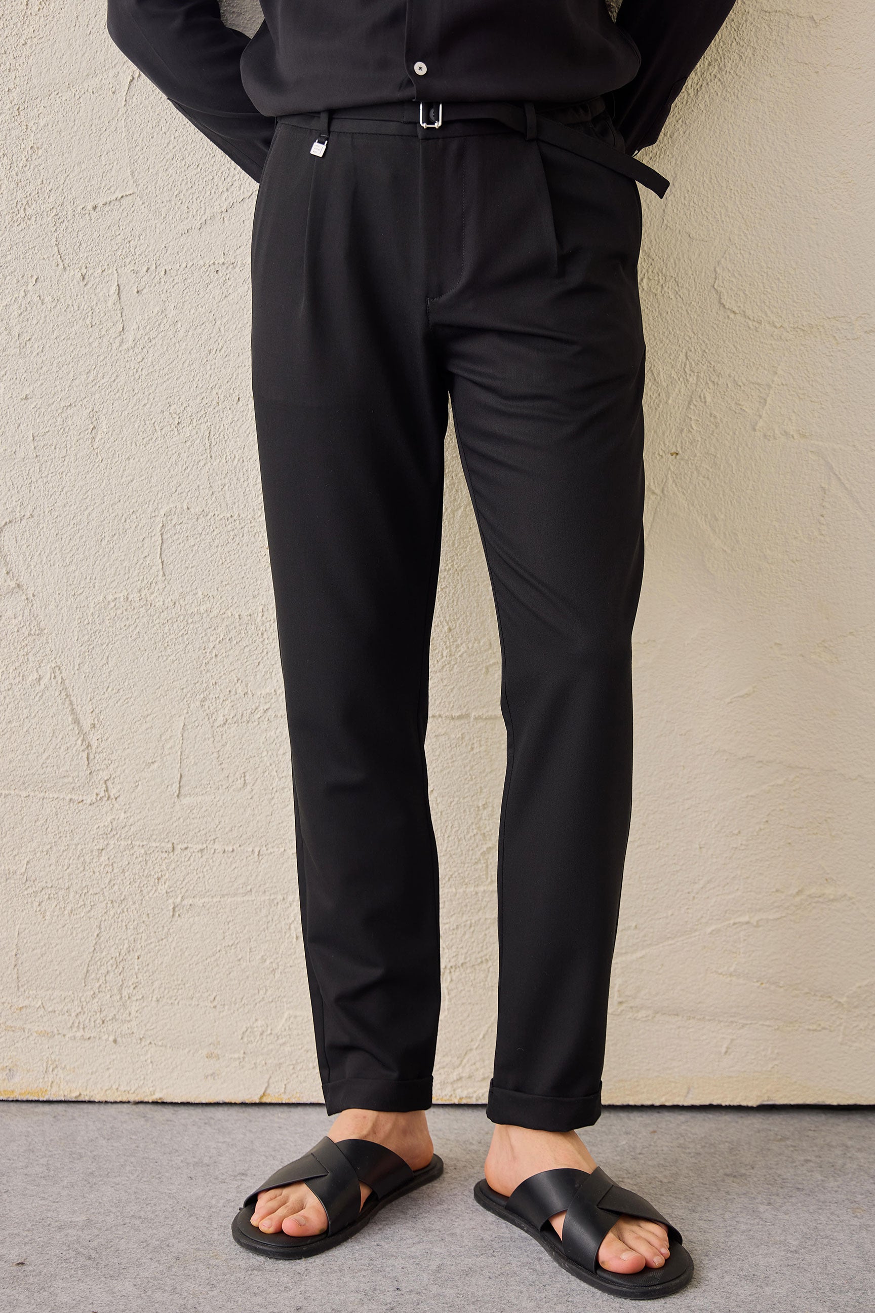 Pantaloni Gurkha da uomo neri a pieghe, con vita regolabile e vestibilità affusolata su misura.