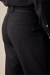 Pantaloni Gurkha da uomo neri a pieghe, con vita regolabile e vestibilità affusolata su misura.