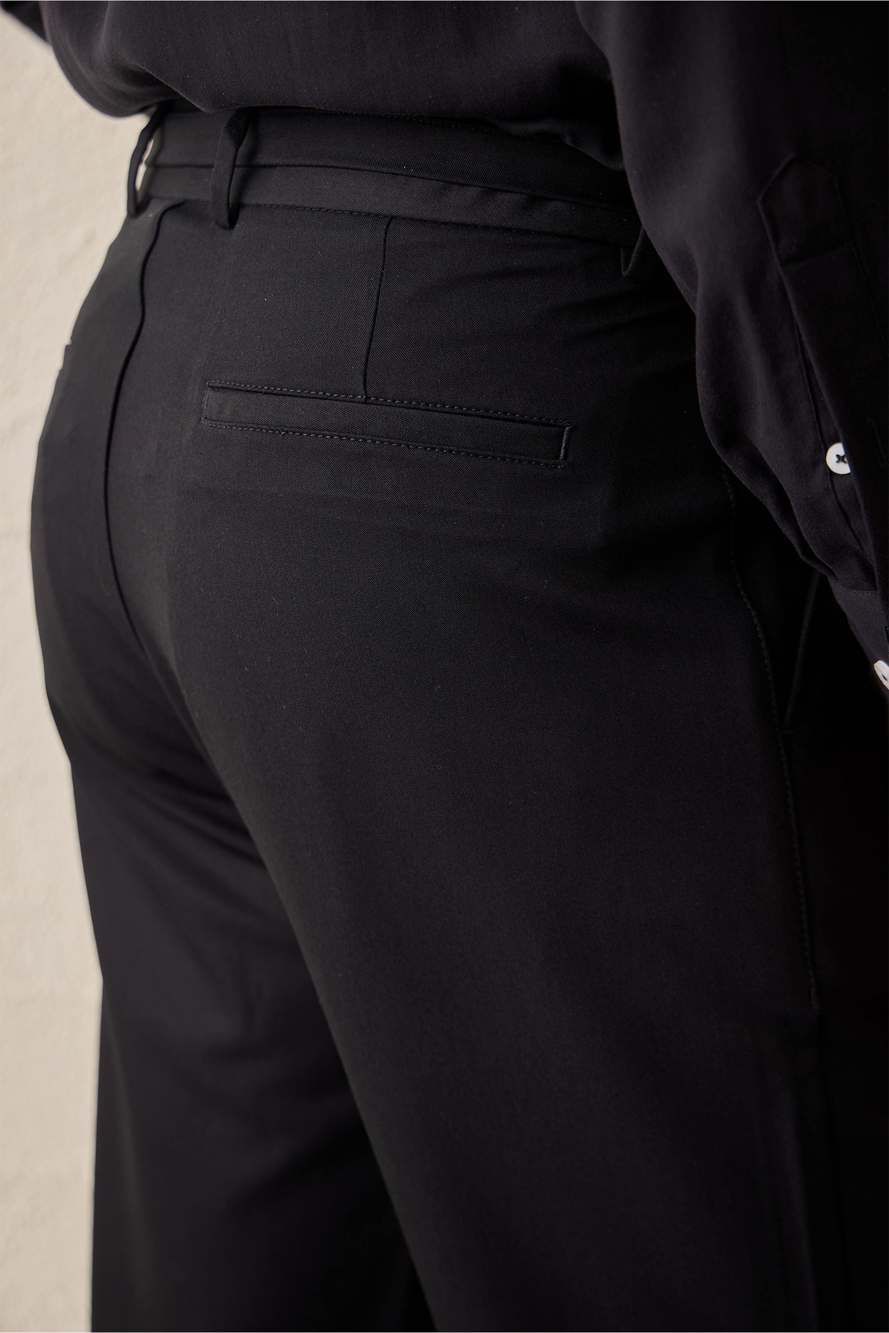 Pantaloni Gurkha da uomo neri a pieghe, con vita regolabile e vestibilità affusolata su misura.