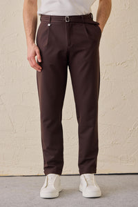 Pantaloni Gurkha da uomo marroni a pieghe, con vita regolabile e vestibilità affusolata su misura.