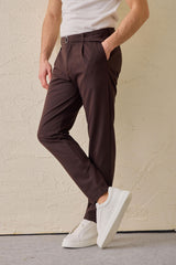 Pantaloni Gurkha da uomo marroni a pieghe, con vita regolabile e vestibilità affusolata su misura.