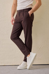 Pantaloni Gurkha da uomo marroni a pieghe, con vita regolabile e vestibilità affusolata su misura.
