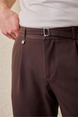 Pantaloni Gurkha da uomo marroni a pieghe, con vita regolabile e vestibilità affusolata su misura.