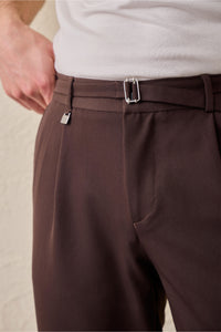 Pantaloni Gurkha da uomo marroni a pieghe, con vita regolabile e vestibilità affusolata su misura.