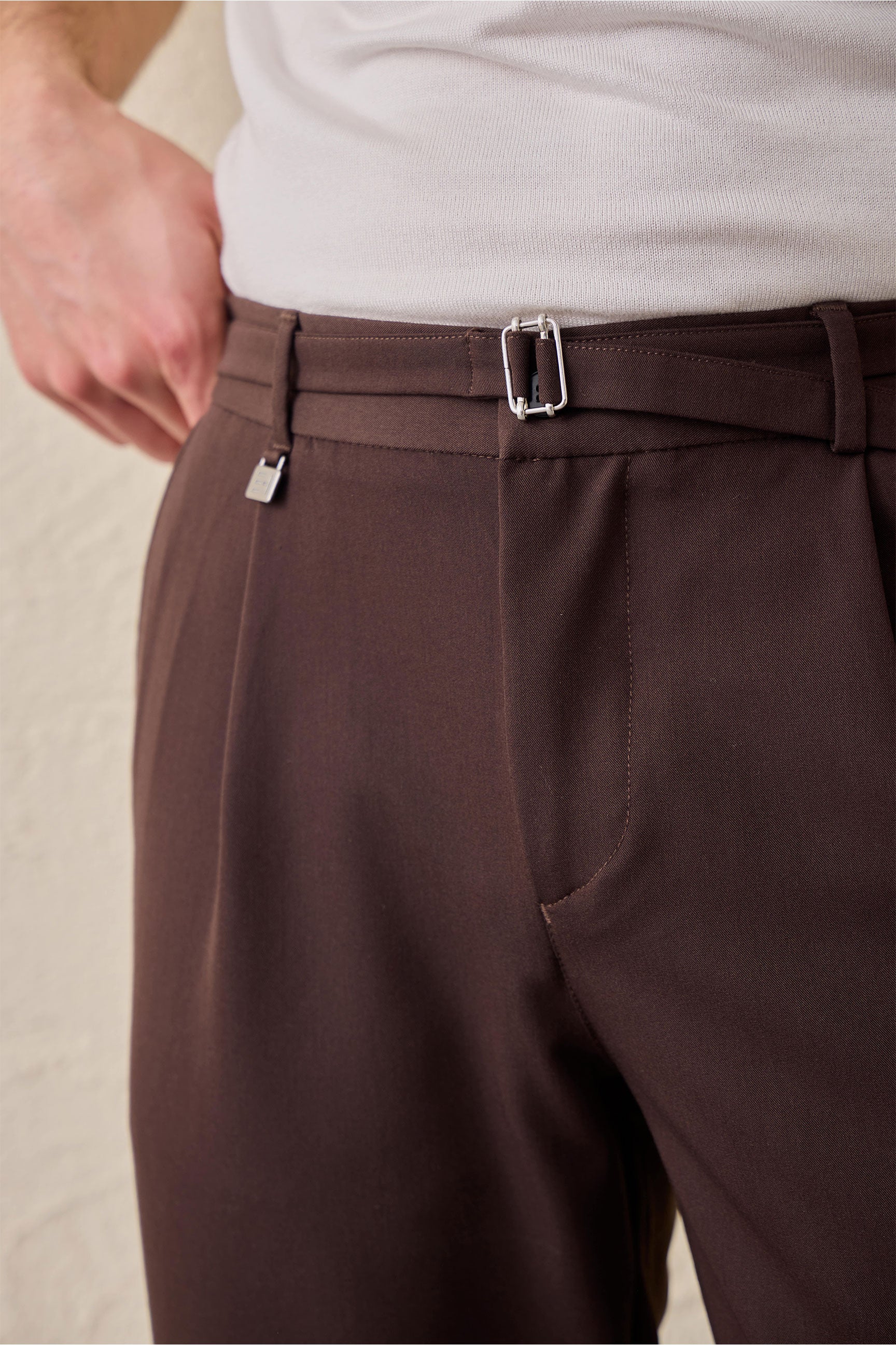 Pantaloni Gurkha da uomo marroni a pieghe, con vita regolabile e vestibilità affusolata su misura.