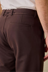 Pantaloni Gurkha da uomo marroni a pieghe, con vita regolabile e vestibilità affusolata su misura.