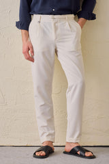 Pantaloni Gurkha da uomo color crema con pieghe, vita regolabile, vestibilità affusolata su misura.