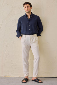 Pantaloni Gurkha da uomo color crema con pieghe, vita regolabile, vestibilità affusolata su misura.