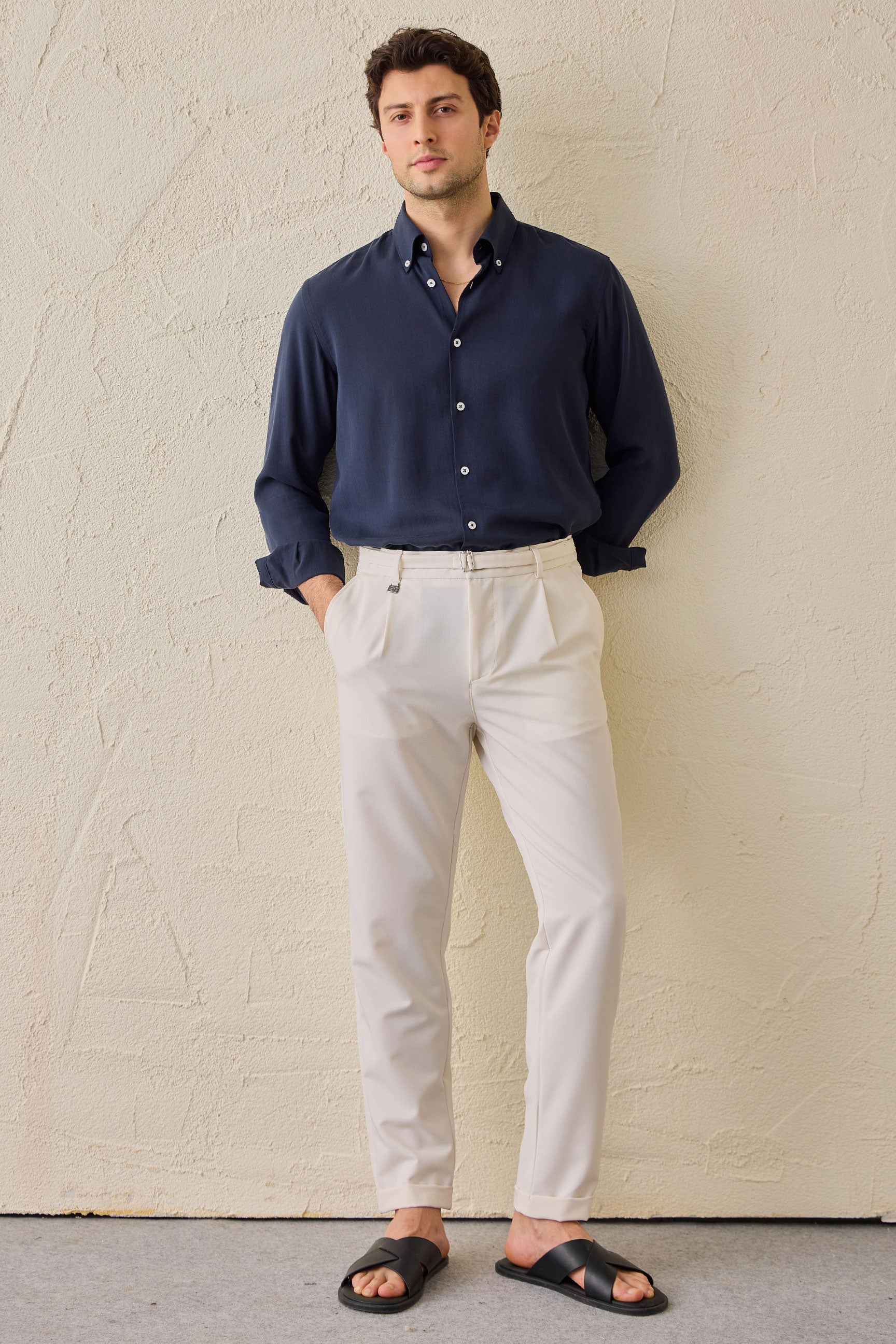 Pantaloni Gurkha da uomo color crema con pieghe, vita regolabile, vestibilità affusolata su misura.