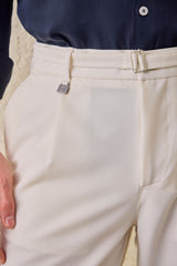 Pantaloni Gurkha da uomo color crema con pieghe, vita regolabile, vestibilità affusolata su misura.