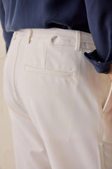 Pantaloni Gurkha da uomo color crema con pieghe, vita regolabile, vestibilità affusolata su misura.