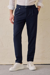 Pantaloni Gurkha da uomo blu navy con pieghe, vita regolabile, vestibilità affusolata su misura.
