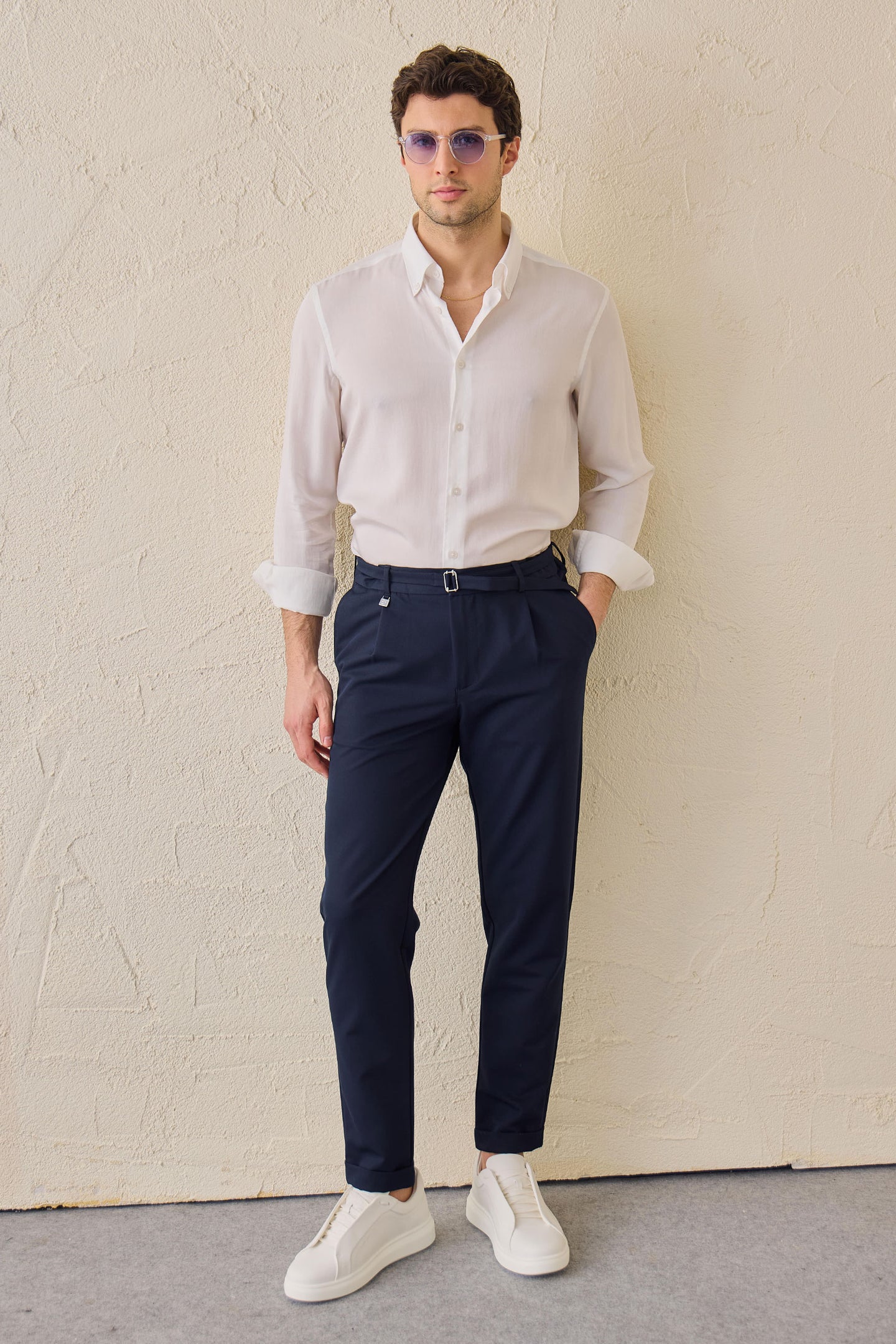 Pantaloni Gurkha da uomo blu navy con pieghe, vita regolabile, vestibilità affusolata su misura.