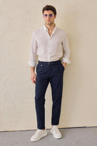 Pantaloni Gurkha da uomo blu navy con pieghe, vita regolabile, vestibilità affusolata su misura.