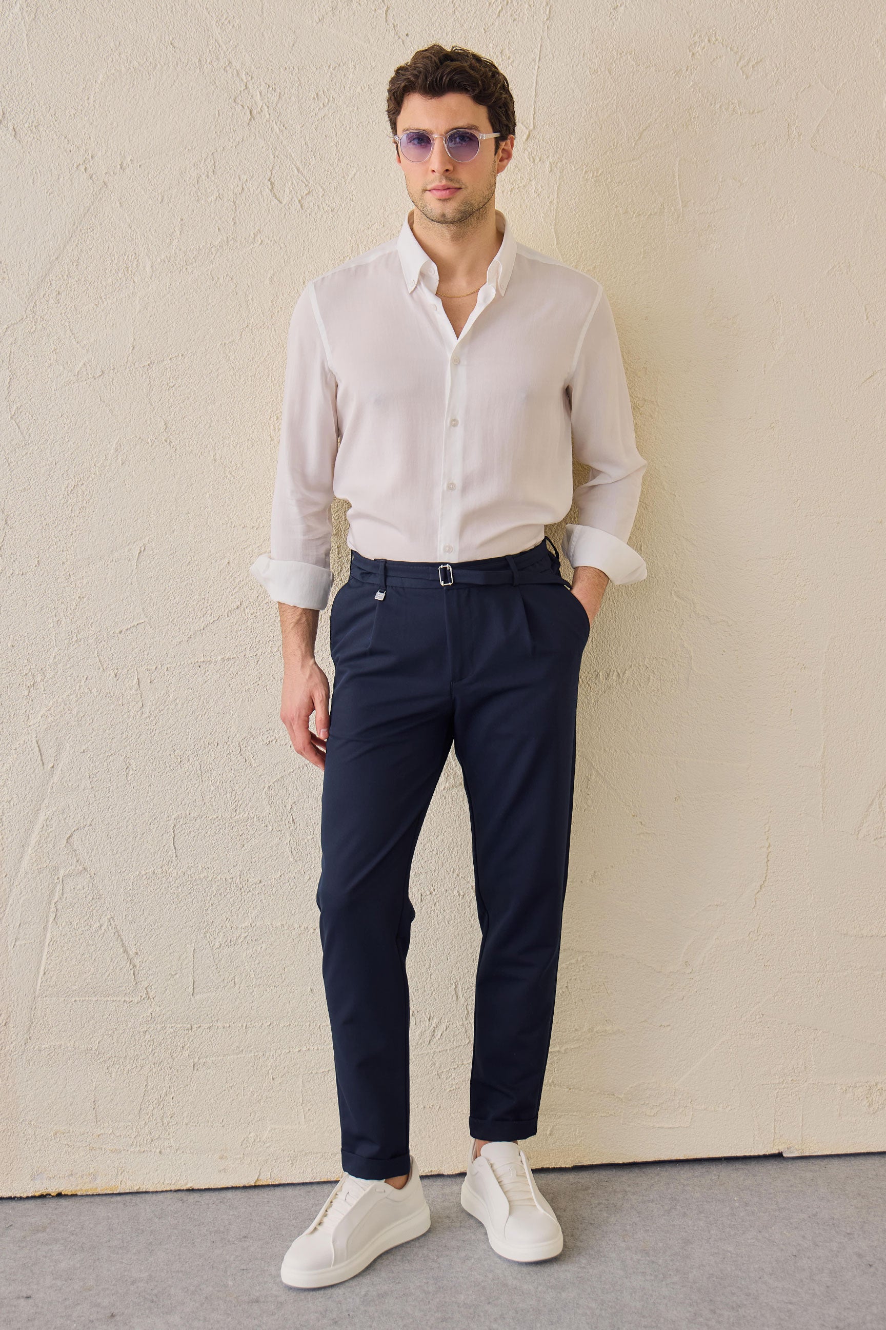Pantaloni Gurkha da uomo blu navy con pieghe, vita regolabile, vestibilità affusolata su misura.
