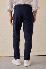 Pantaloni Gurkha da uomo blu navy con pieghe, vita regolabile, vestibilità affusolata su misura.