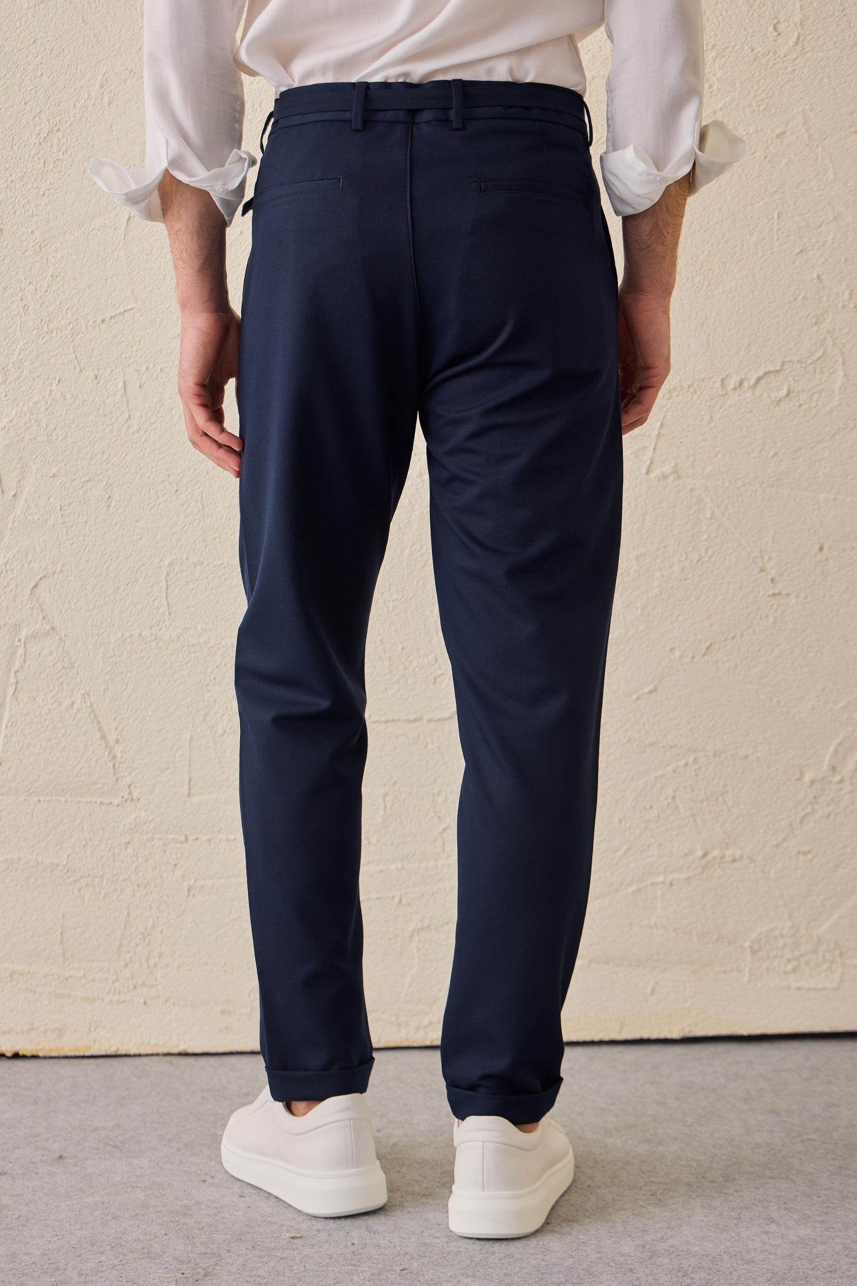 Pantaloni Gurkha da uomo blu navy con pieghe, vita regolabile, vestibilità affusolata su misura.